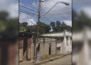 Denuncian deterioro de postes de alumbrado público en Santa Ana