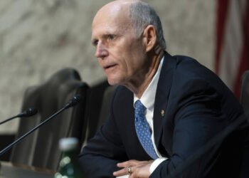 Senador Rick Scott exige sanciones contra Delcy Rodríguez tras muerte de Víctor Hugo Quero