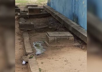 Colapsó red de aguas servidas en escuela Pedro Emilio Coll de Santa Ana