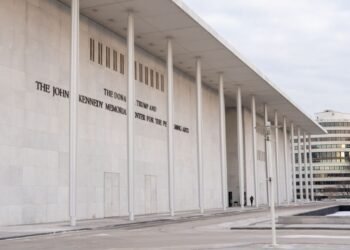 Un juez prohíbe a Trump rebautizar con su nombre el Centro Kennedy de Washington