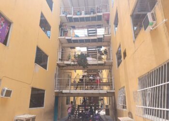 Voz Comunitaria | Vecinos de tres torres de Parque Vidoño solicitan reubicación ante riesgo de desplome de los edificios