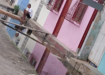 Denuncian problema de aguas servidas en la avenida Juan de Urpín y sus alrededores