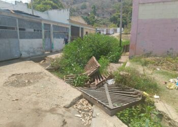 Vecinos solicitan reparación de alcantarilla en la urbanización Chuparín (+Fotos)