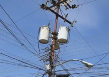 Denuncian que en el sur de Barcelona cortan la luz más de tres veces al día