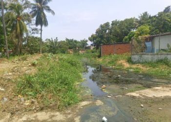 Voz Comunitaria | Residentes de El Esfuerzo II viven entre un río de aguas negras