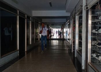 Cortes programados limitan el horario de trabajo de los comerciantes carupaneros