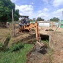 Realizan limpieza de drenajes de aguas pluviales en Cantaura