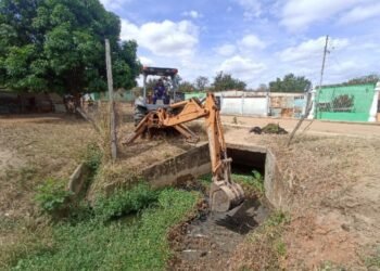 Realizan limpieza de drenajes de aguas pluviales en Cantaura