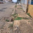 Peatones corren riesgo por socavaciones y tanquillas destapadas en calle de El Tigre (+Fotos)