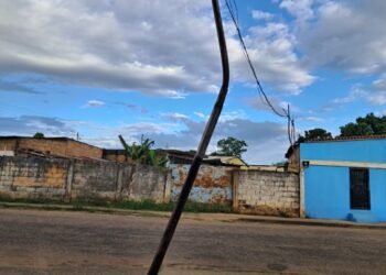 El Tiempo en la calle | Postes deteriorados amenazan con colapsar en varios sectores de El Tigre (+Fotos)