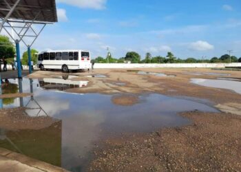 Usuarios: "Buses no entran al terminal de Anaco porque está lleno de huecos" (+Fotos)