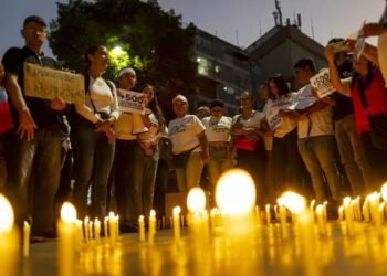 Venezolanos responden al llamado de Machado y exigen la liberación de los presos políticos