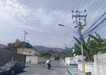 Voz Comunitaria | En La Caraqueña suman 15 días sin energía 220v (+Fotos)