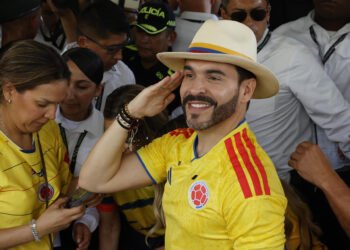 El ultraderechista De la Espriella vota en Barranquilla confiado en ganar la Presidencia
