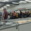 Ciudadanos hacen colas para comprar alimentos en el centro y oeste de Caracas: “Desde la pandemia no veía esto”