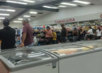 Ciudadanos hacen colas para comprar alimentos en el centro y oeste de Caracas: “Desde la pandemia no veía esto”