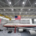Trump desvela el nuevo Air Force One, un Boeing de lujo con los colores de la bandera
