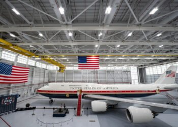Trump desvela el nuevo Air Force One, un Boeing de lujo con los colores de la bandera