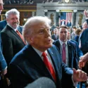 Trump asegura que Starmer dimitirá como primer ministro de Reino Unido