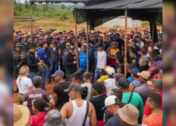 Ministro Héctor Silva se reunió con mineros de Las Claritas para abordar seguridad tras operativo militar