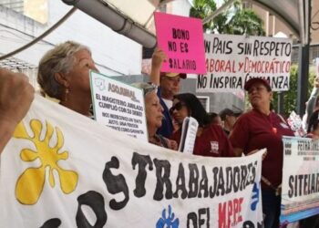 Federación Venezolana de Maestros denuncia que el salario mínimo no cubre ni un pasaje tras nuevo aumento
