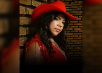 Estefanía Cardozo rinde homenaje a los padres con el lanzamiento de "Amigo Fiel"