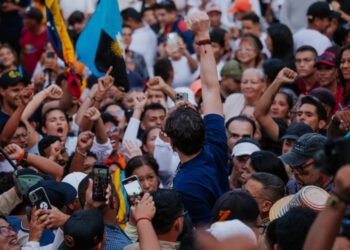 Regreso de exiliados políticos: ¿Simulación de apertura o reto al interinato? 