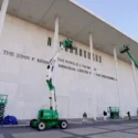El Centro Kennedy retira el nombre de Trump de la fachada de su edificio en Washington