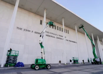 El Centro Kennedy retira el nombre de Trump de la fachada de su edificio en Washington