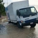 Camión quedó atrapado tras colapso de la vía en la avenida Universidad de Cumaná 