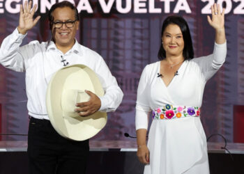 Ventaja de Sánchez sobre Fujimori baja a 19.894 votos en recta final de escrutinio en Perú
