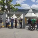 Voluntarios denuncian trabas para registrarse en El Poliedro