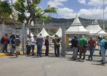Voluntarios denuncian trabas para registrarse en El Poliedro