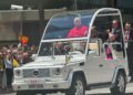 Unas 130.000 personas recibieron al papa en las calles de Madrid en su primer día en España