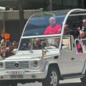 Unas 130.000 personas recibieron al papa en las calles de Madrid en su primer día en España
