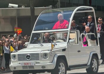 Unas 130.000 personas recibieron al papa en las calles de Madrid en su primer día en España