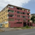 Familias alertan sobre el deterioro estructural del edificio Manhattan en Cumaná