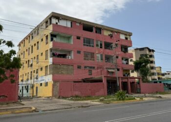 Familias alertan sobre el deterioro estructural del edificio Manhattan en Cumaná