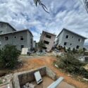 Vecinos y familiares escarban en zonas devastadas por los terremotos mientras el tiempo se agota para las personas atrapadas