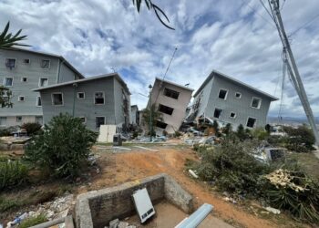 Vecinos y familiares escarban en zonas devastadas por los terremotos mientras el tiempo se agota para las personas atrapadas