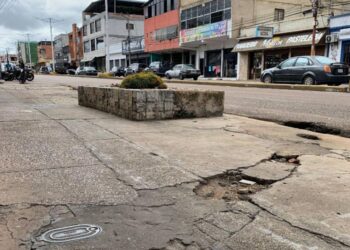 Aceras destruidas estropean el tránsito peatonal en avenidas de El Tigre (+Fotos)