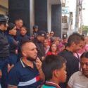 Buhoneros protestaron frente a la alcaldía de Carúpano para pedir que aclaren planes de reubicación (+Fotos)