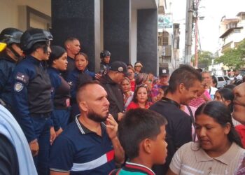 Buhoneros protestaron frente a la alcaldía de Carúpano para pedir que aclaren planes de reubicación (+Fotos)