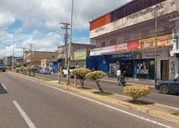 Comercios de Anaco abrieron sus puertas durante el día feriado