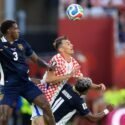 Croacia toma aire con un gol de Budimir y elimina a Panamá