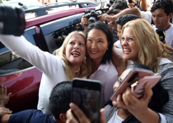Fujimori amplía a 43.000 votos ventaja sobre Sánchez, que participará en protesta en Perú