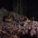Reclaman maquinaria para recuperar cadáveres en zona afectada por terremotos en La Guaira