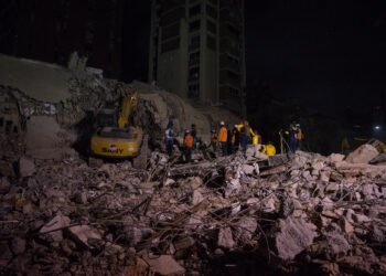 Reclaman maquinaria para recuperar cadáveres en zona afectada por terremotos en La Guaira