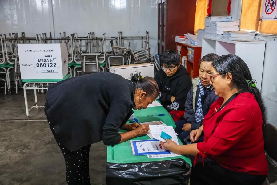 Perú define su presidencia en una ajustada segunda vuelta en