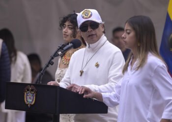 Petro denuncia "muchas irregularidades" en reñida votación que gana De la Espriella